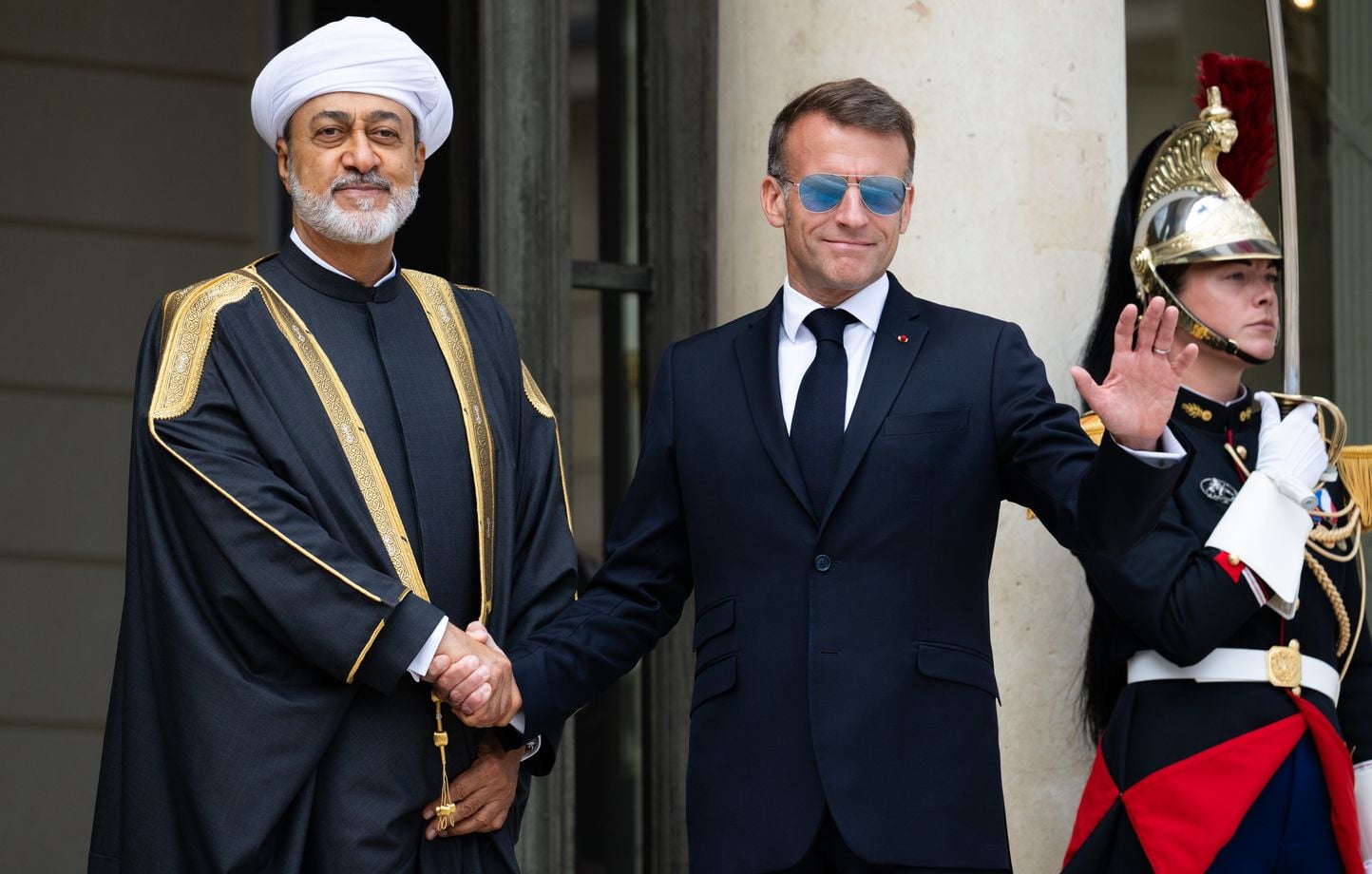 Macron reaparece con sus gafas de aviador para recibir al sultán de Omán Macron reaparece con sus gafas de aviador para recibir al sultán de Omán